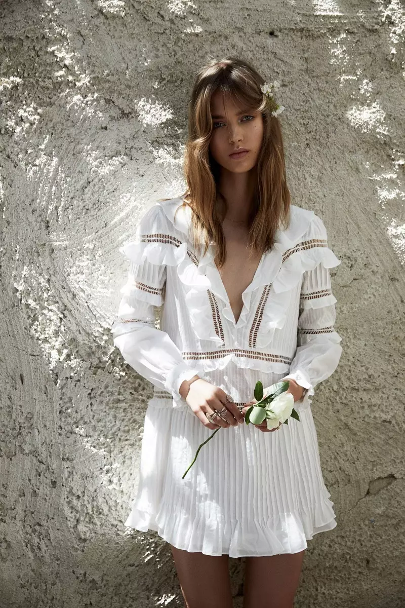 Модель For Love & Lemons ұсынған Ziggy пинтук көйлегін киеді