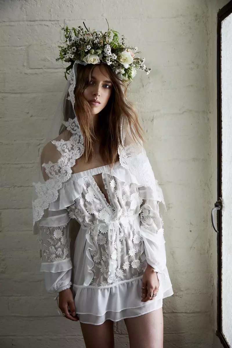 For Love & Lemons o'zining Bridal kollektsiyasidan Karolina yelkasini yopadigan ko'ylakni taqdim etadi