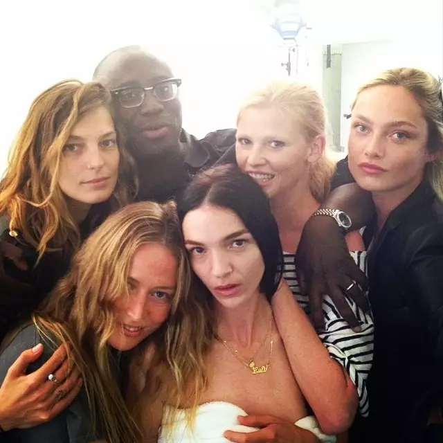 Daria Werbowy, Raquel Zimmermann, Mariacarla Boscono, Lara Stone ir Karmen Pedaru su W redaktoriumi Edwardu Enninfulu