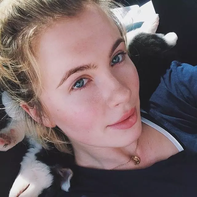 Kumuha ng larawan si Ireland Baldwin