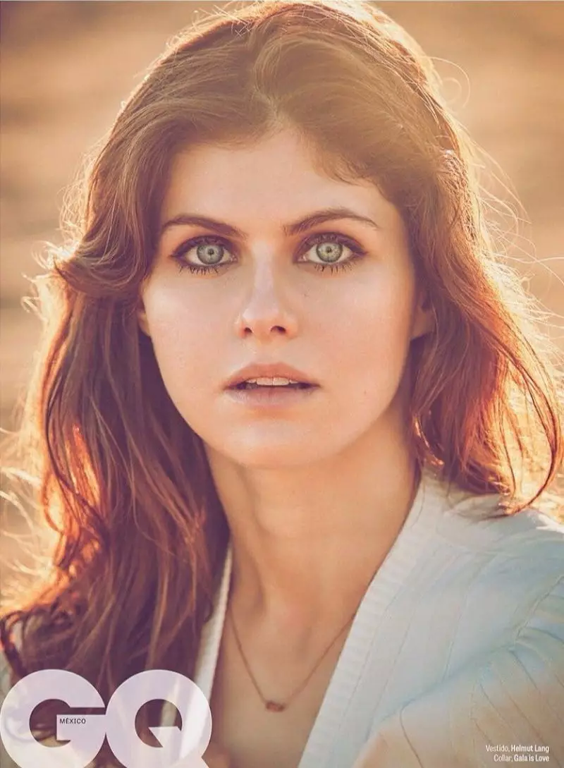 Alexandra Daddario usa vestido Helmut Lang com colar Gala is Love