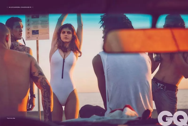 Alexandra Daddario poseert op het strand en draagt een Onia-badpak