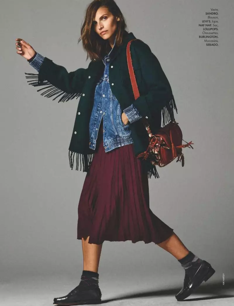 Karlina Caune ponse en capas con looks de moda para ELLE France