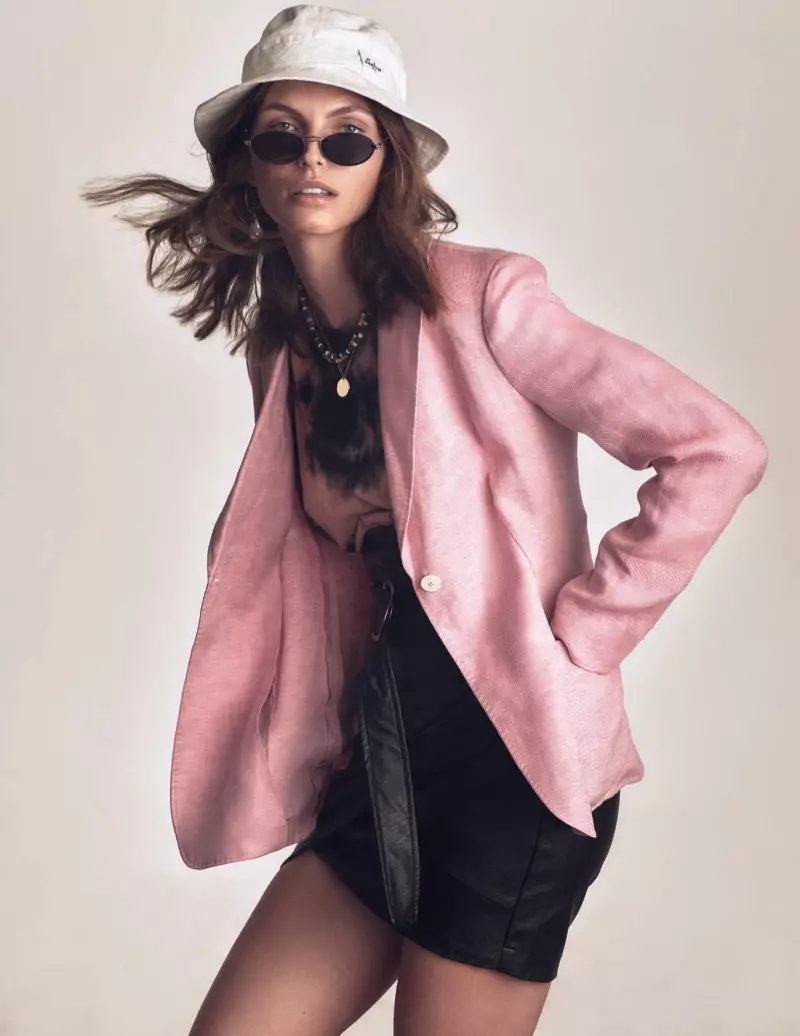 Si Karlina Caune Poses sa Effortlessly Chic Looks para sa ELLE Italy