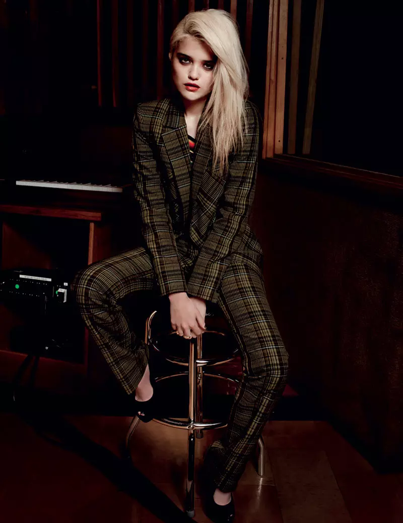 Ѕвездите на Sky Ferreira во L'Officiel Холандија, март 2013 година, насловната фотографија