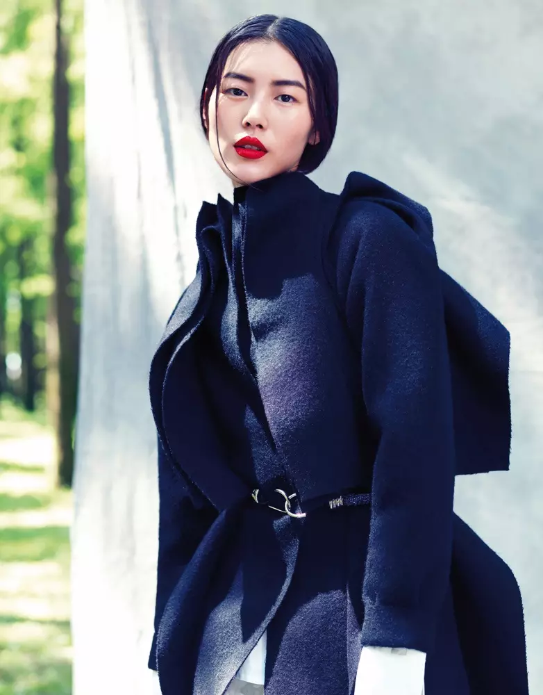 Liu Wen posa per a Stockton Johnson al rodatge de Grazia a l'aire lliure