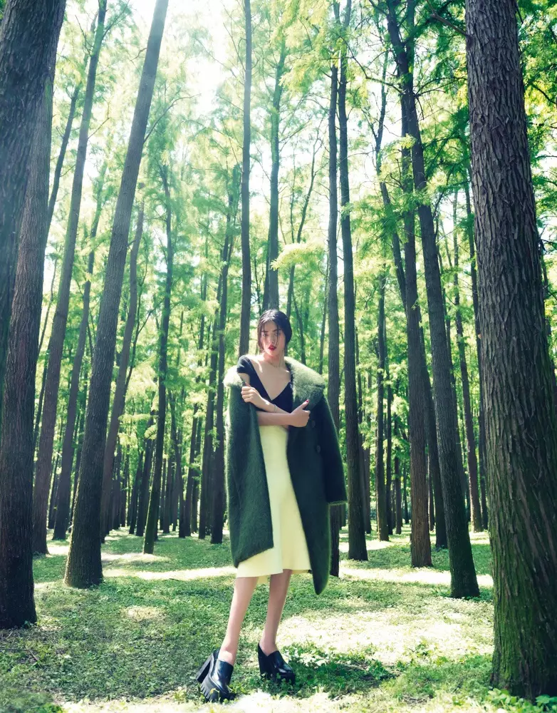 Liu Wen poséiert fir Stockton Johnson am Outdoorsy Grazia Shoot