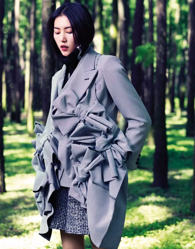 Liu Wen Pozas por Stockton Johnson en Outdoorsy Grazia Shoot