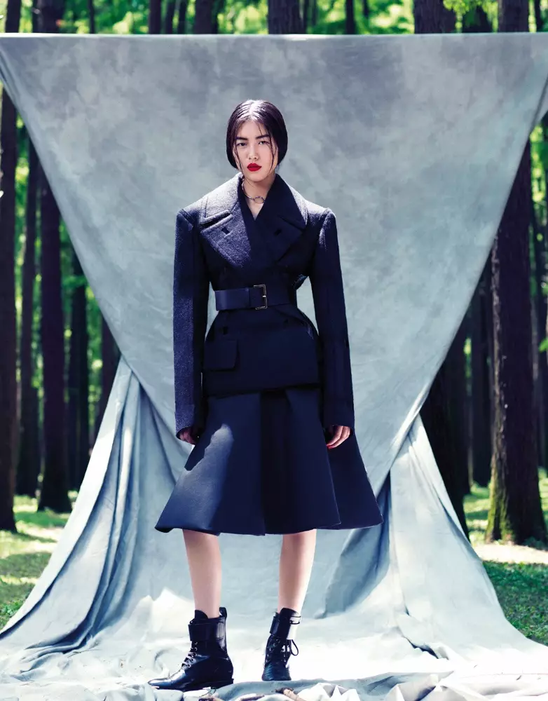 Liu Wen duro fun Stockton Johnson ni ita gbangba Grazia Shoot