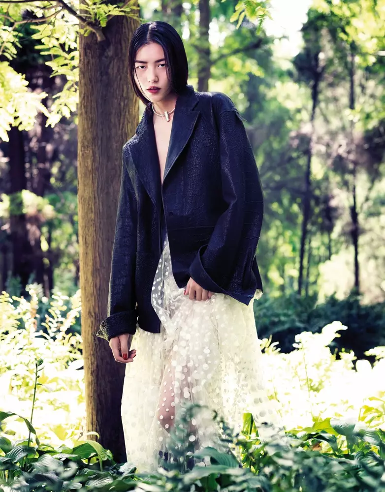 Liu Wen posa para Stockton Johnson em ensaio outdoorsy Grazia