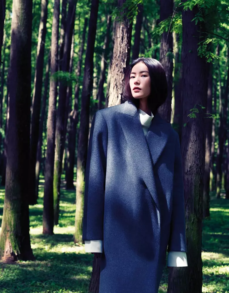 Liu Wen poseert voor Stockton Johnson in Outdoorsy Grazia Shoot