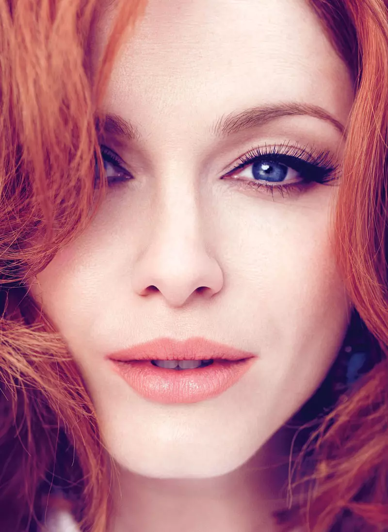 Christina Hendricks Stars ni Flare's May 2013 Itan Ideri nipasẹ Max Abadian