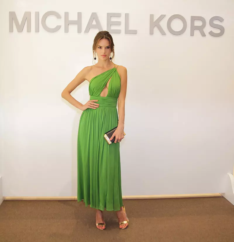 JUNE 2015: Alessandra Ambrosio na-ele anya na-egbuke egbuke na uwe na-acha akwụkwọ ndụ akwụkwọ ndụ na Michael Kors Panama City ụlọ ahịa oghere. Foto: Foto Getty maka Michael Kors