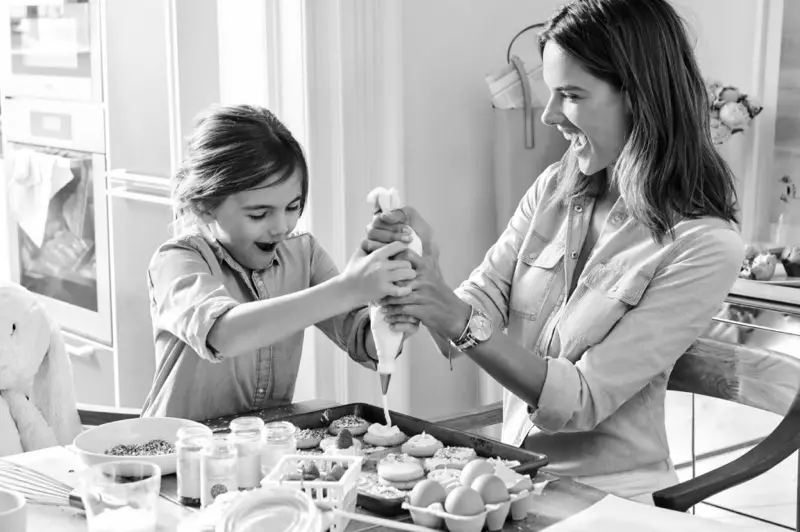 Å lage cupcakes med datteren Anja, modellen Alessandra Ambrosio, er bare et smil