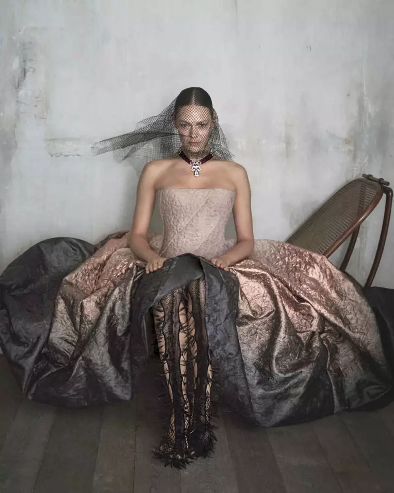 Kinga Rajzak modelira obleke Haute Couture v reviji How To Spend It