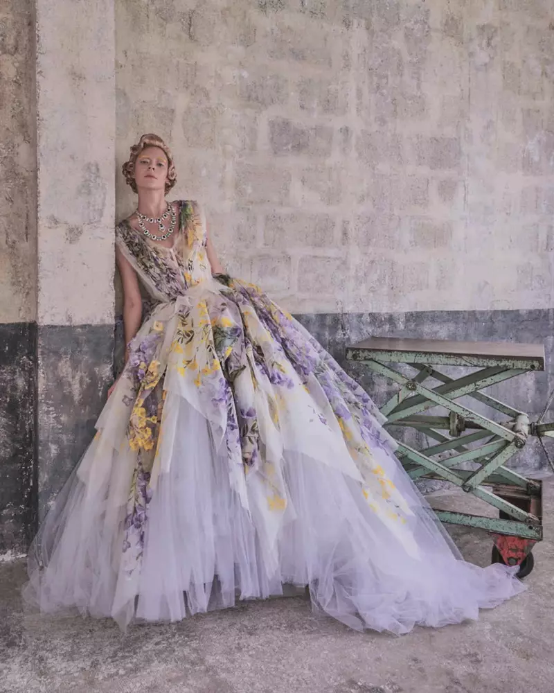 Kinga Rajzak modelează rochii Haute Couture în revista How To Spend It