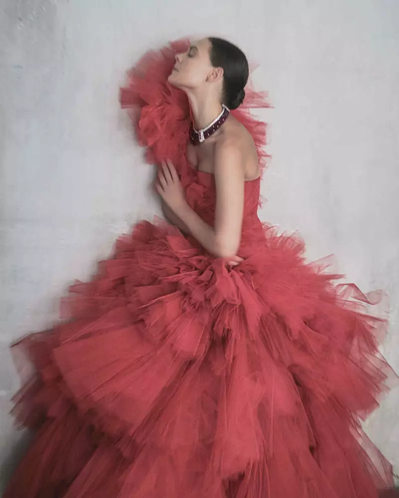 Kinga Rajzak modelează rochii Haute Couture în revista How To Spend It