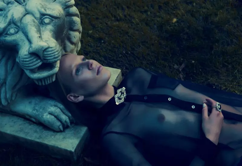 Tereza Jonakora le Emre Guven do Harper's Bazaar Turkey