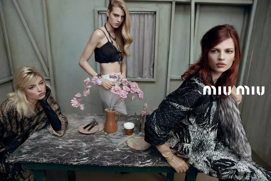 Doutzen Kroes, Adriana Lima, Bette Franke, Malgosia Bela kaj Aliaj Front la Miu Miu Printempo 2013 Kampanjo de Inez & Vinoodh