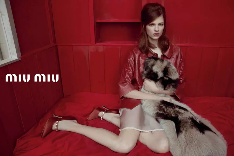 Doutzen Kroes, Adriana Lima, Bette Franke, Malgosia Bela kaj Aliaj Front la Miu Miu Printempo 2013 Kampanjo de Inez & Vinoodh