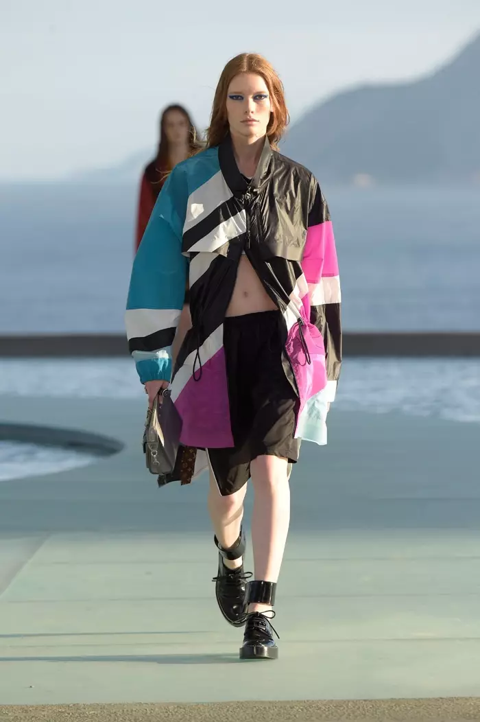 Модель виходить на злітно-посадкову смугу на курортному показі Louis Vuitton 2017, одягнена у великий піджак і шорти