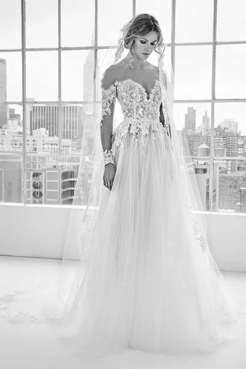 来自 Zuhair Murad Bridal 2018 春夏系列的 Dory 刺绣礼服