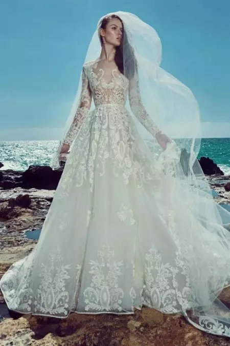 Uwe alụm di na nwunye nke Zuhair Murad nke 2017 na-aga nke ọma