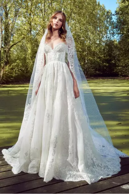 Zuhair Murad Bridal-en 2019ko udazkeneko lerroak zeruko soinekoak ditu