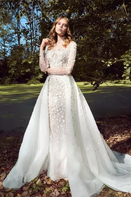 Zuhair Murad Bridal's 가을 2019 라인은 하늘 드레스를 특징으로 합니다.