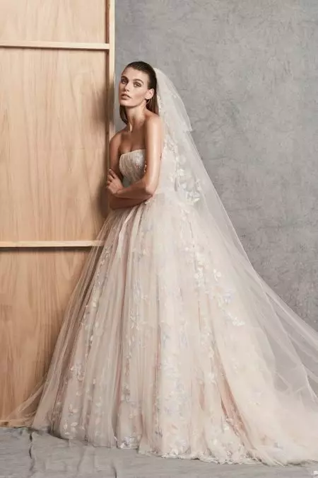 Zuhair Murad колуктусу 2018-жылдын күзүндө кыялданган силуэттерди сунуштайт