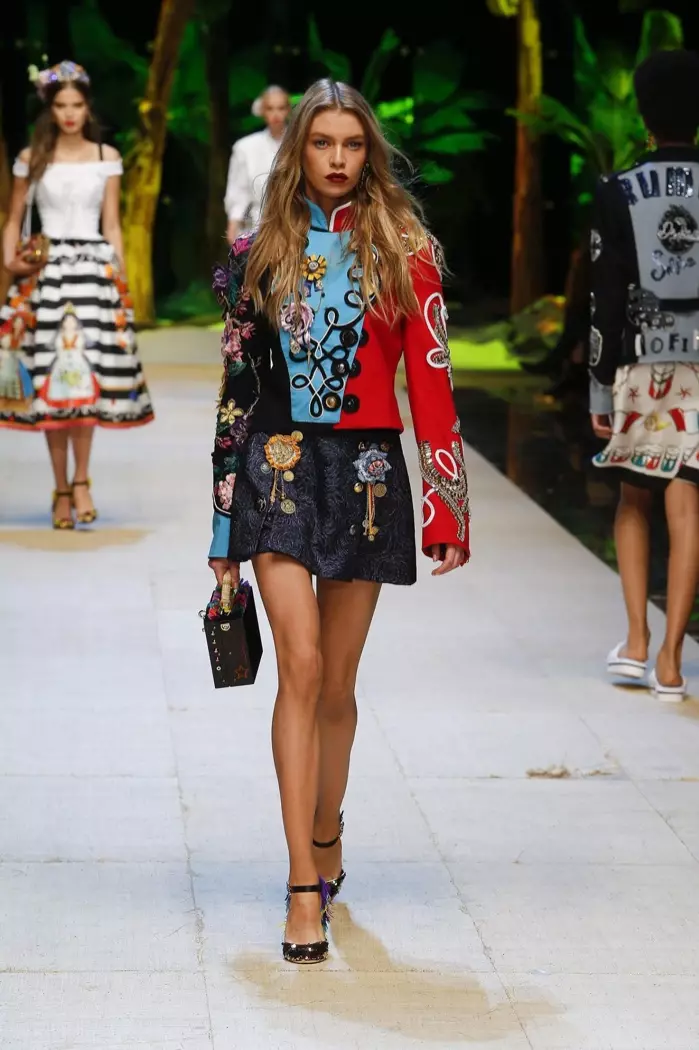 I-Dolce kunye neGabbana Spring 2017: UStella Maxwell uhamba umgaqo weenqwelo-moya kwibhatyi yebhendi ehonjisiweyo ene-skirt ehonjisiweyo yedenim