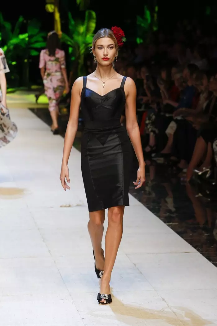 Dolce & Gabbana Primavera 2017: Hailey Baldwin desfila na passarela em vestido preto com silhueta justa