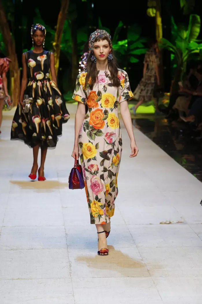 Dolce & Gabbana Orisun omi 2017: Awoṣe n rin ni oju-ọna oju-ofurufu ni aṣọ titẹ ododo