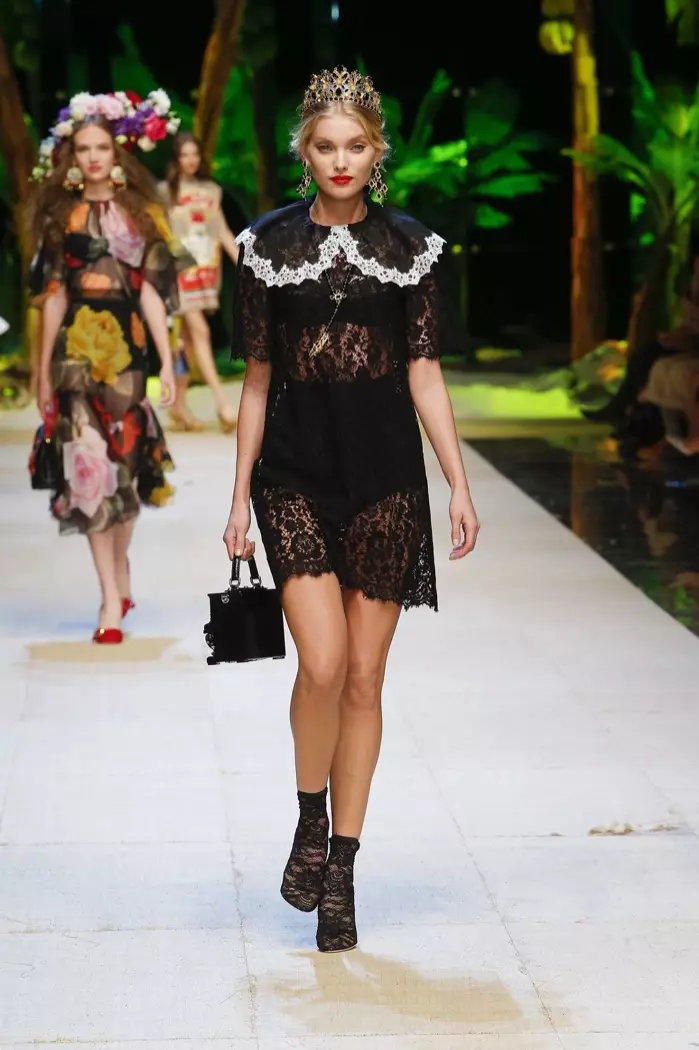 Dolce & Gabbana Spring 2017: Elsa Hosk akuyenda mumsewu atavala chovala chakuda cha lace chokhala ndi zoyera zoyera