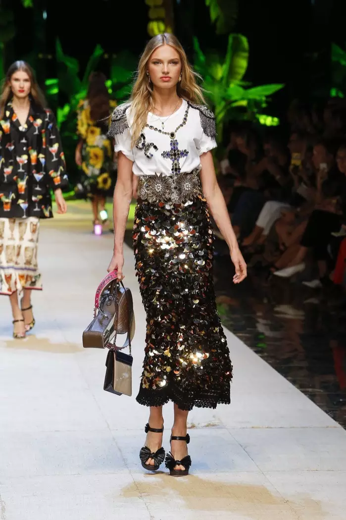 Dolce & Gabbana Lente 2017: Romee Strijd loop die aanloopbaan in wit t-hemp met juweliersware, goue gordel en paillette versierde romp