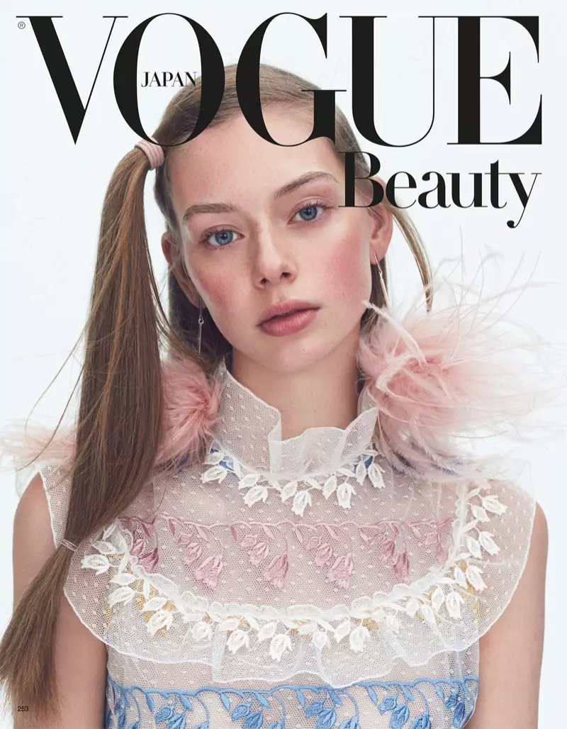 Lauren de Graaf na portada de suplementos de beleza de Vogue Xapón abril de 2017