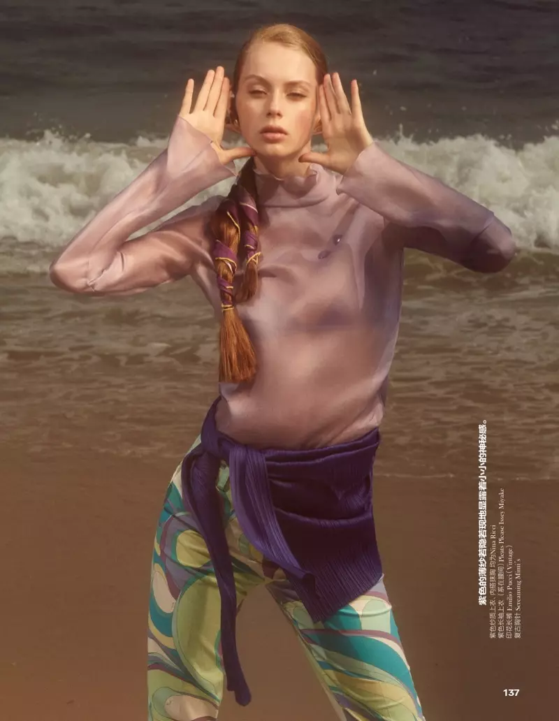 นางแบบ Lauren de Graaf สวมสไตล์สบายๆ ร่วมกับ Nina Ricci, Issey Miyake และอีกมากมายที่ชายหาด