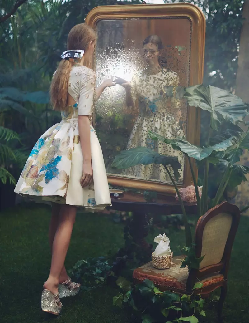 O le 'Alice in Wonderland' na fa'aosofiaina lenei fa'amatalaga fa'amanino a Vogue Saina