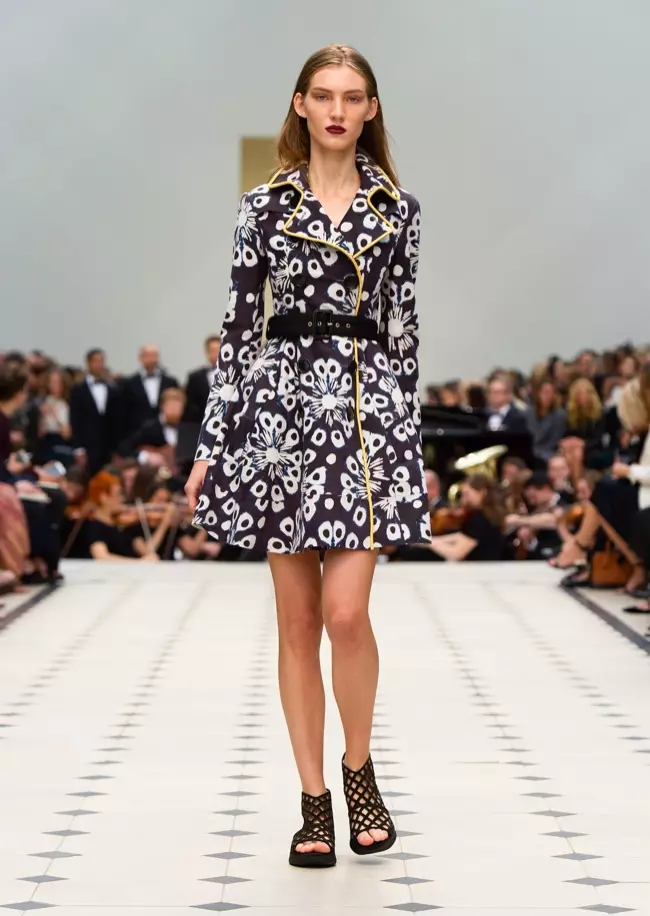 Ihe nlereanya na-aga n'okporo ụzọ runway na ihe nkiri Burberry's spring-summer 2016 nke ewepụtara n'oge izu Ejiji London