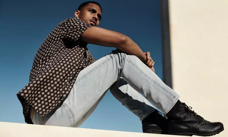 Keith Powers 7 For All Mankind वसन्त-ग्रीष्म २०२१ अभियानमा पोज गर्दै।