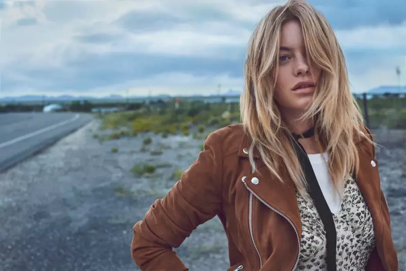 Camille Rowe nganggo jaket kulit seleting dina kaos bodas sareng pakéan cetak kembang