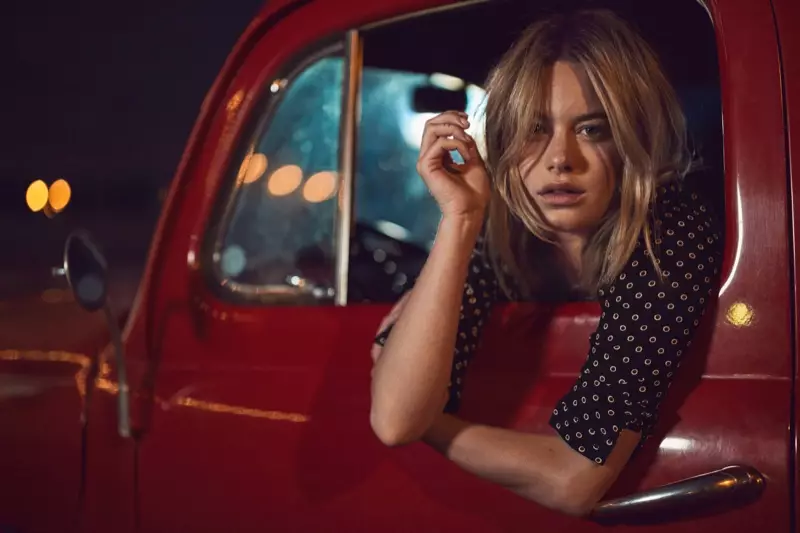 Camille Rowe di kamyonek pîkapê de cih digire, kirasê stûyê kevanî çêdike