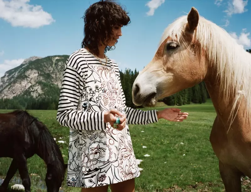 Posando con un caballo, la modelo encabeza la editorial Zara Sulle Dolomiti verano 2021.