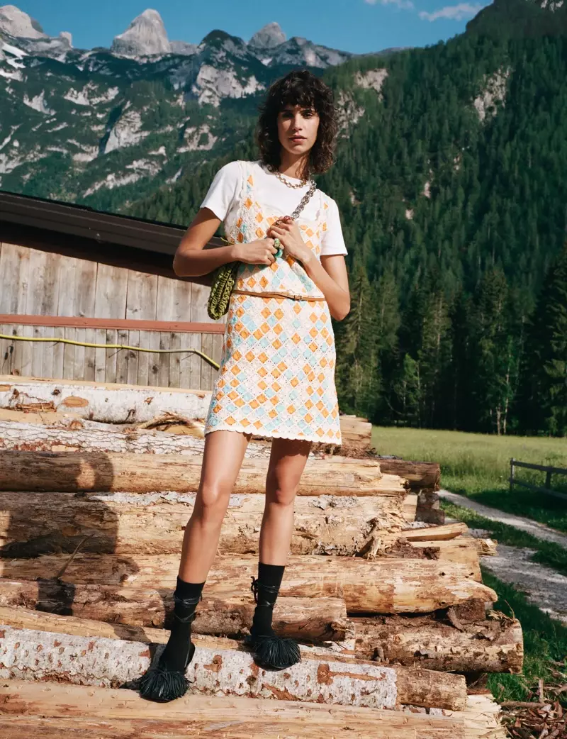 Mica Arganaraz luce un mini vestido de crochet en la editorial Zara Sulle Dolomiti verano 2021.