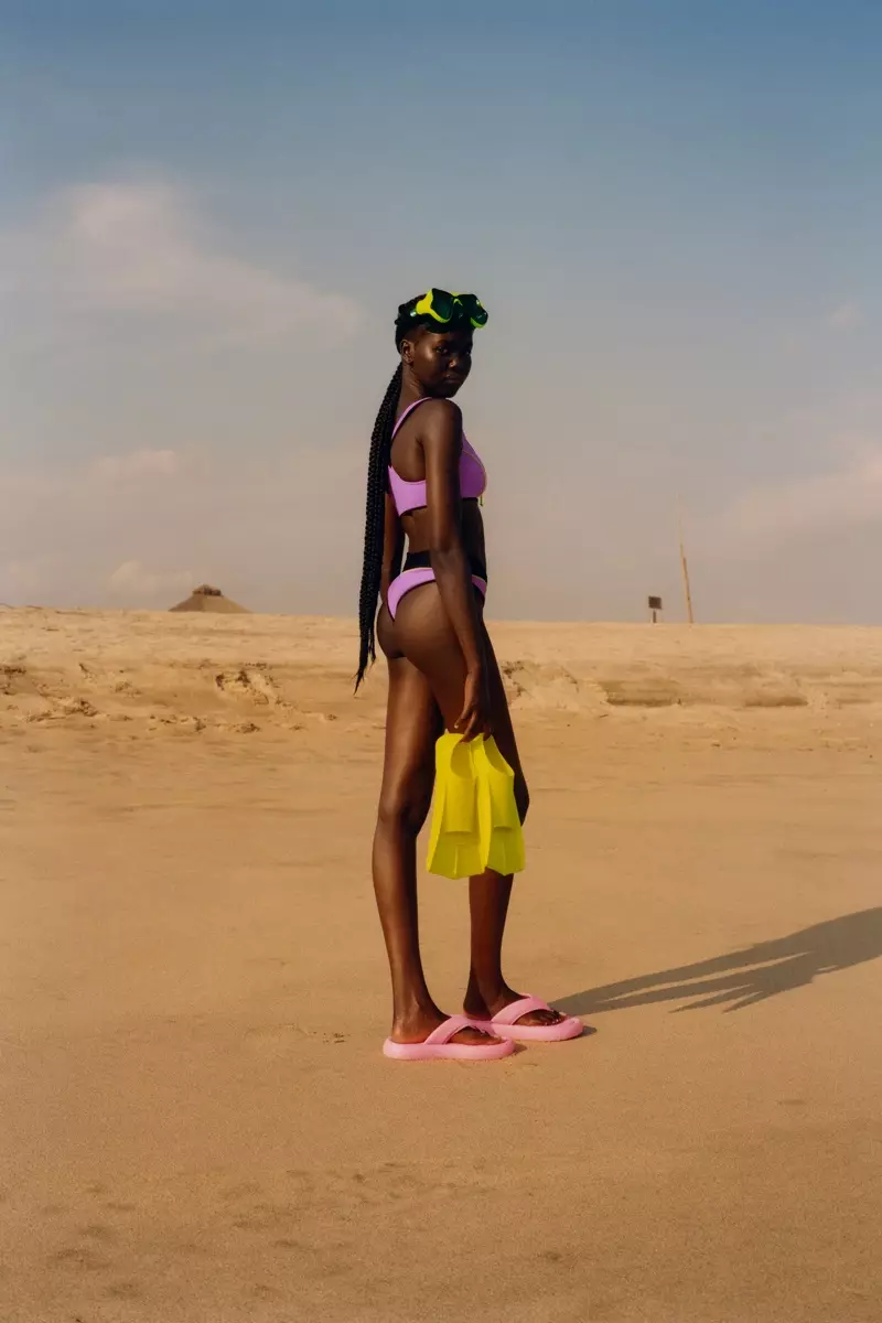 Adut Akech porte un haut de bikini zippé Zara et un bas de bikini passepoilé.