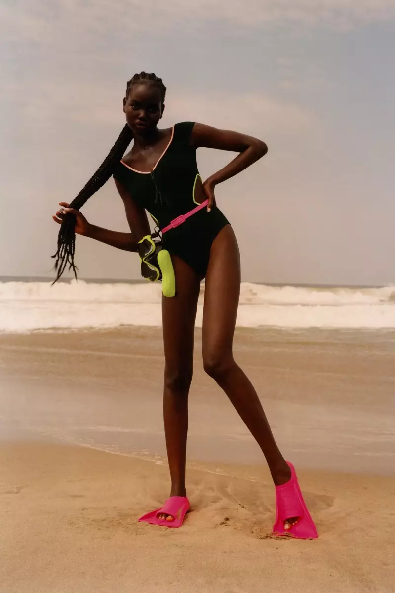 Adut Akech model Zara Cut Out Swimsuit dan Cermin Mata.