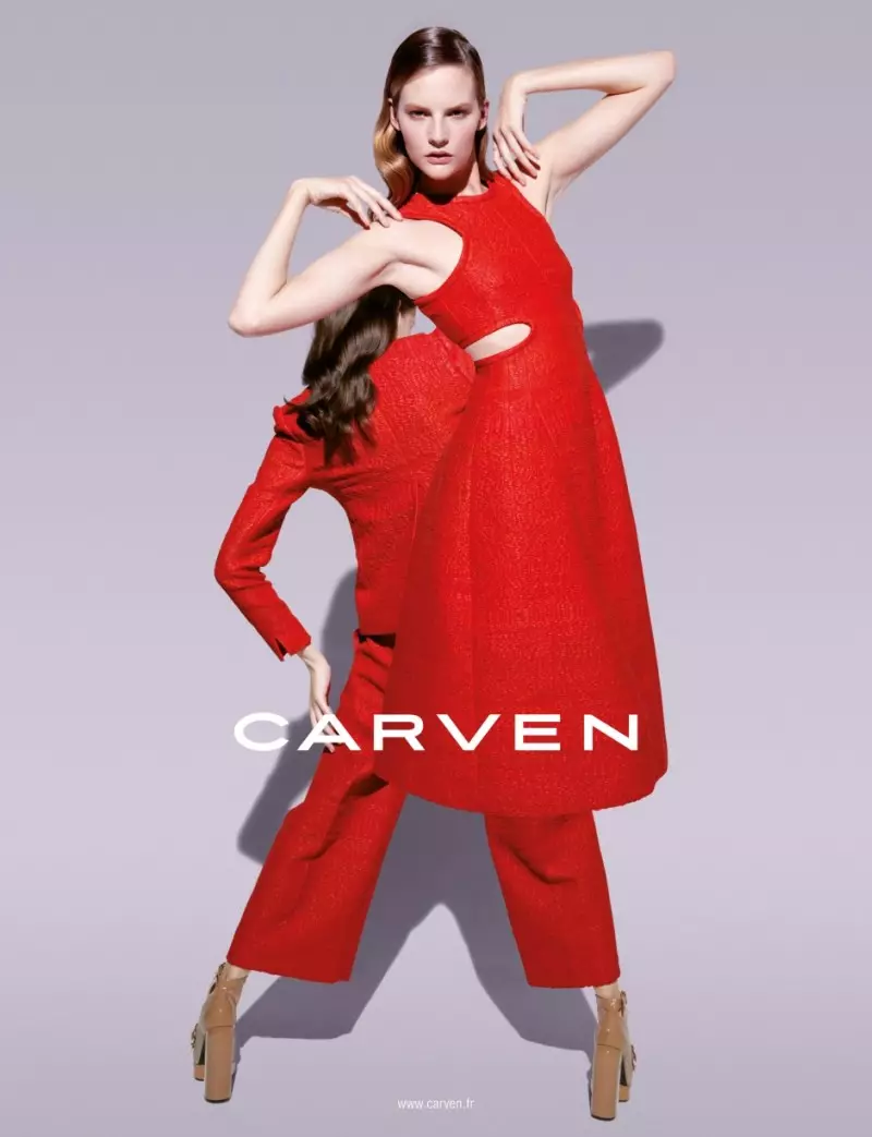 Sara Blomqvist montre de kote pou kanpay prentan 2013 Carven pa Viviane Sassen.