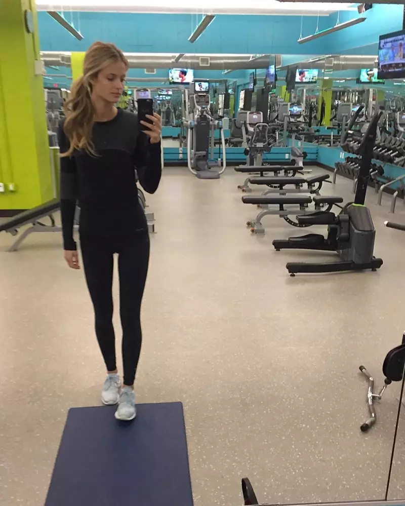 D'Kate Bock mécht eng Foto am Fitnessstudio mat engem ganz schwaarze Workout Ensembel. Foto: Instagram