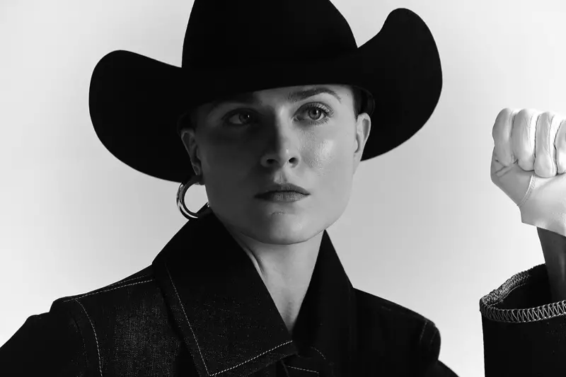 Evan Rachel Wood ụdị Colovos denim nwere okpu uwe Palace na uwe aka