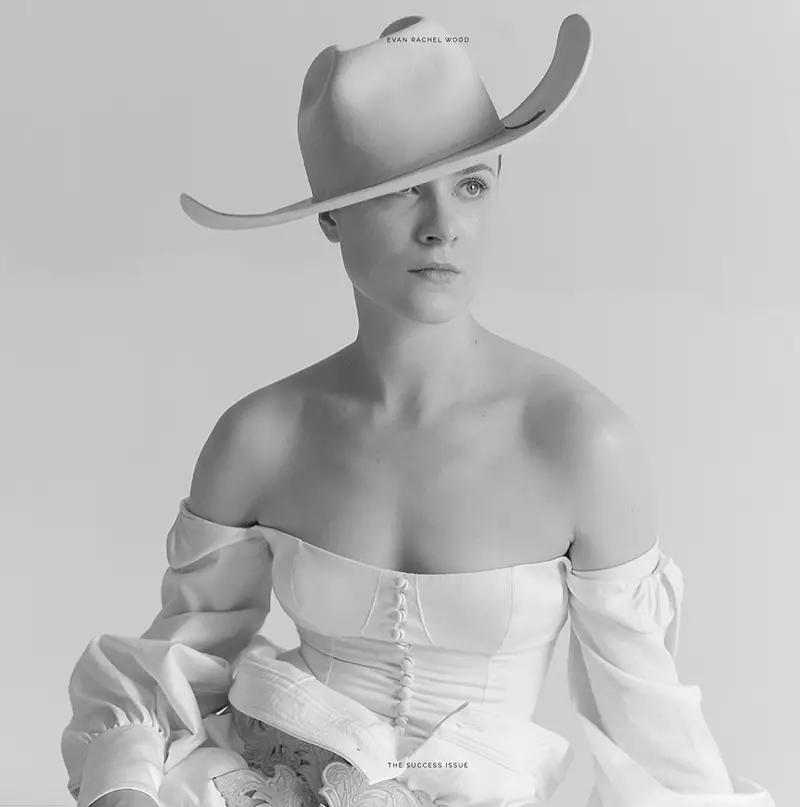 Fongen yn swart en wyt pronkt Evan Rachel Wood in cowgirl-ynspireare uterlik